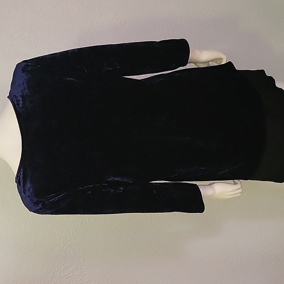 Andree BY UNIT Navy Blue Embroidered V-Neck Velvet Festival Blouse - Picture 7 of 10